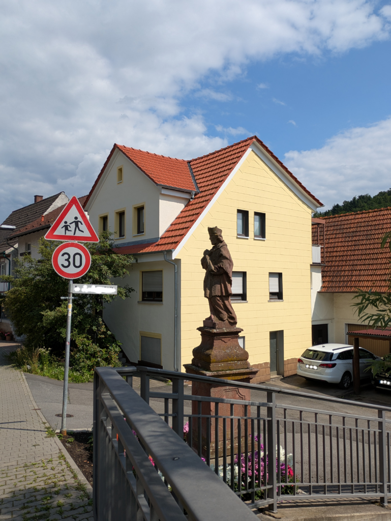 Dachumdeckung nach den Regeln des Denkmalschutzes mit Holzfaserdämmung und Tonziegeln von Nelskamp D15 raturrot. Schön umgesetzt vom Dachdeckermeisterbetrieb im Odenwald